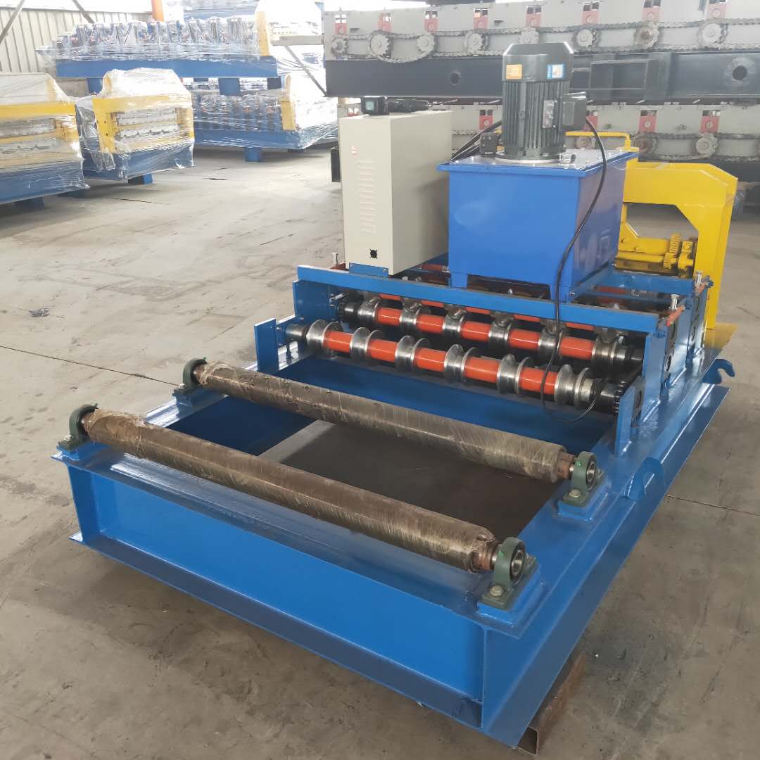 Color steel sheet roofing panel crimping machine