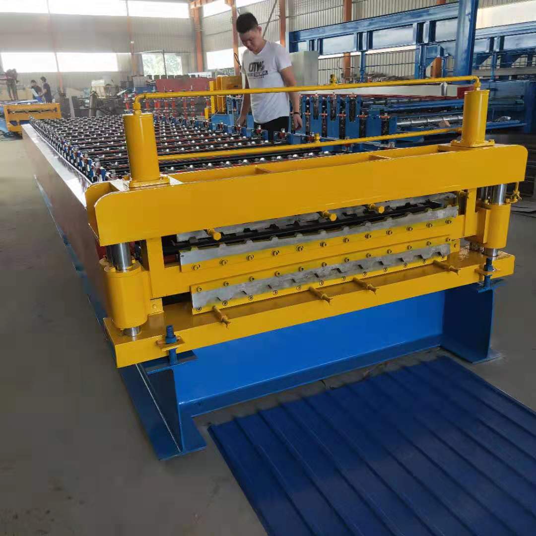 Double layer roofing sheet machine