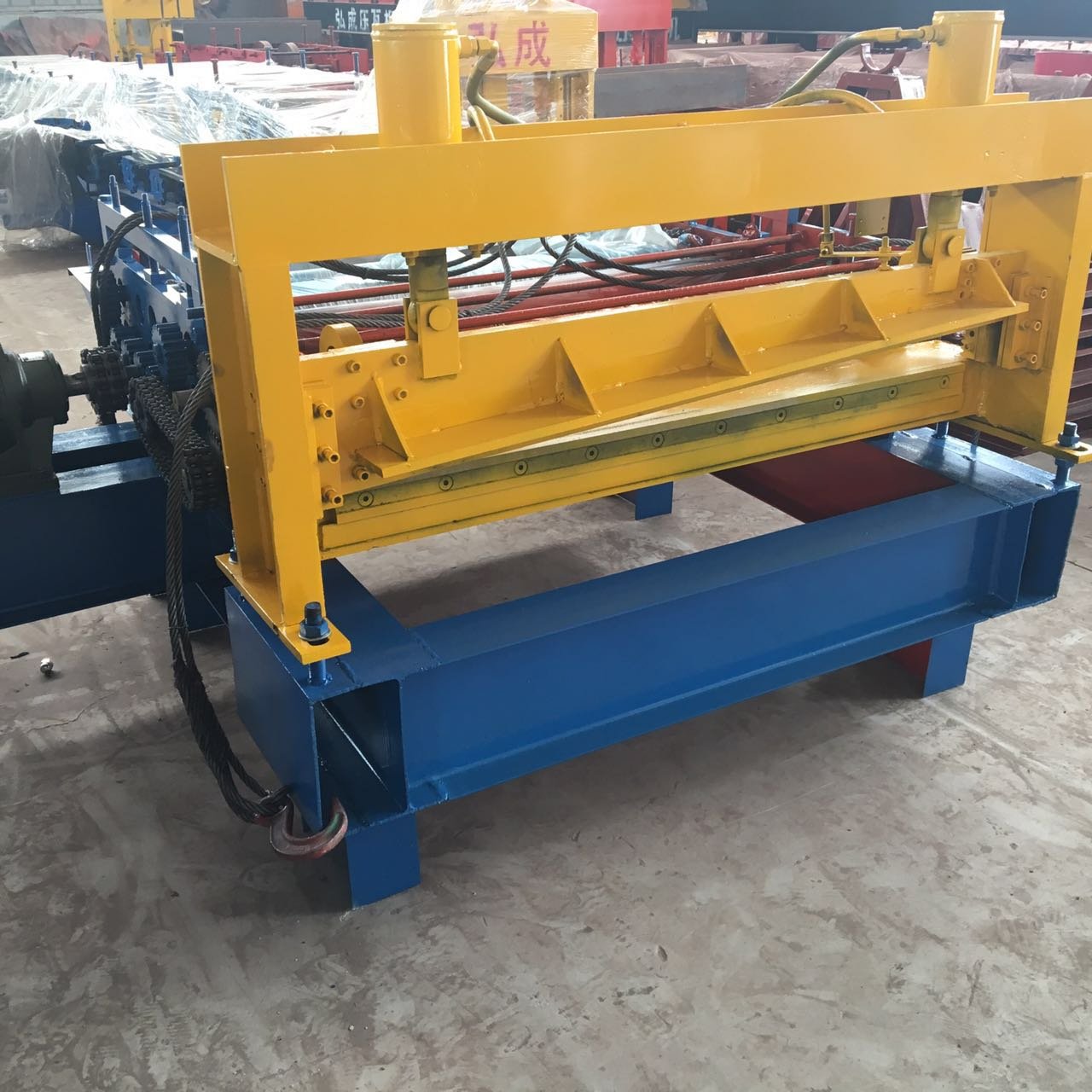 Concrete flattening machine for road construction