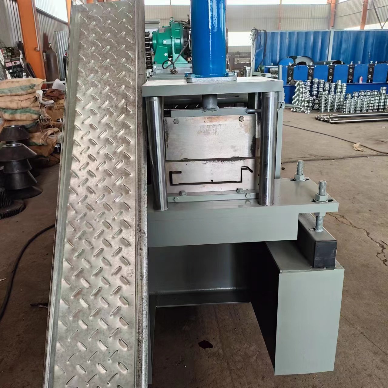 Efficient floor deck forming machine