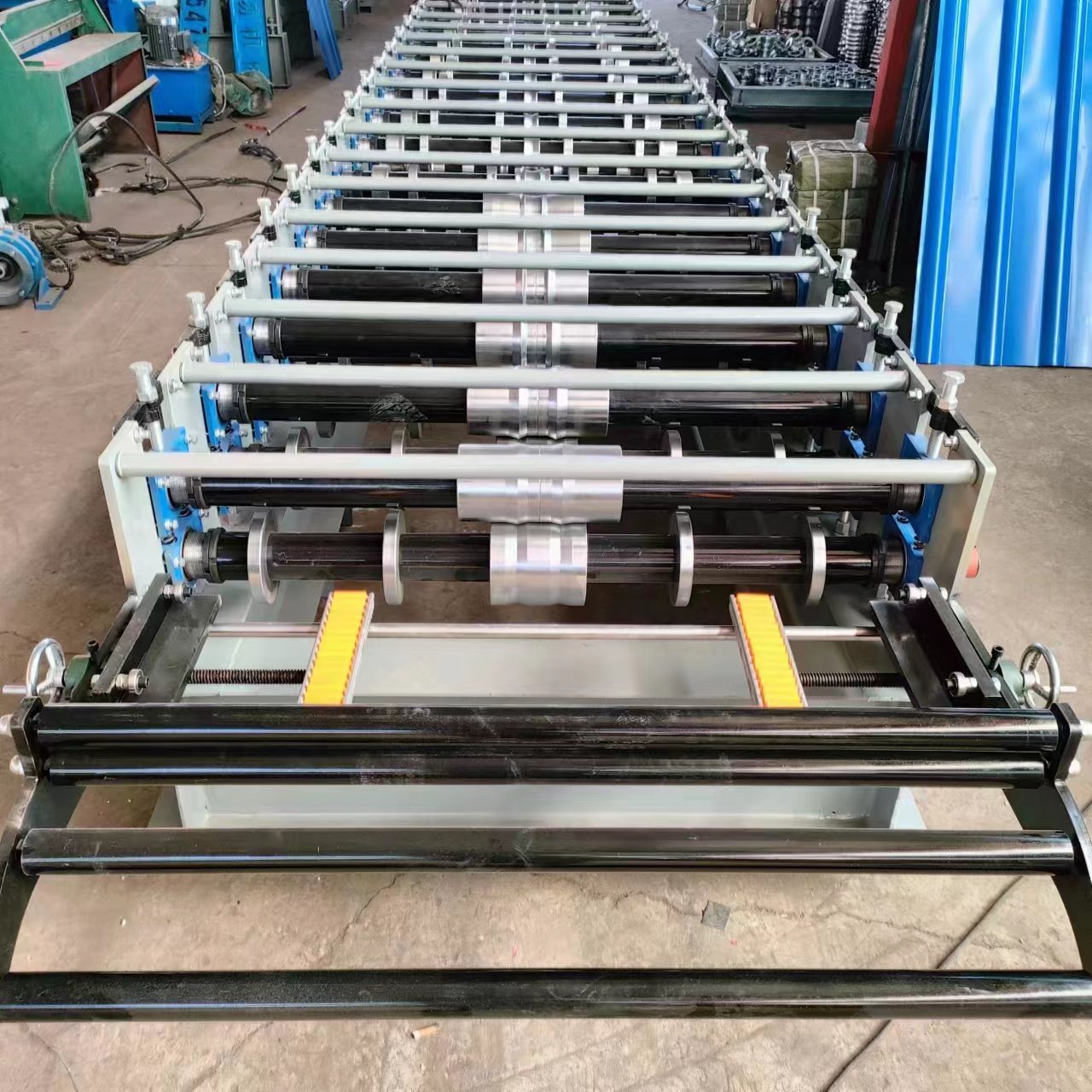 Standing seam roller machine for making standing seam panels