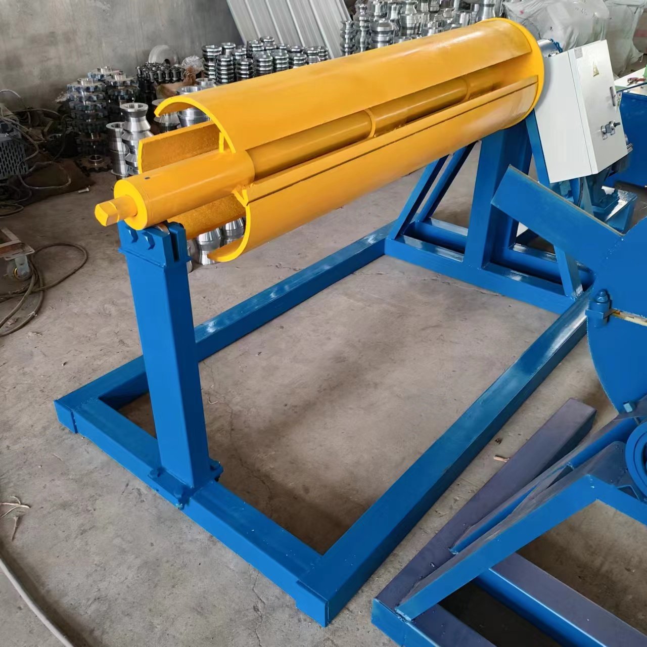 Hydraulic decoiler with loading car with rail