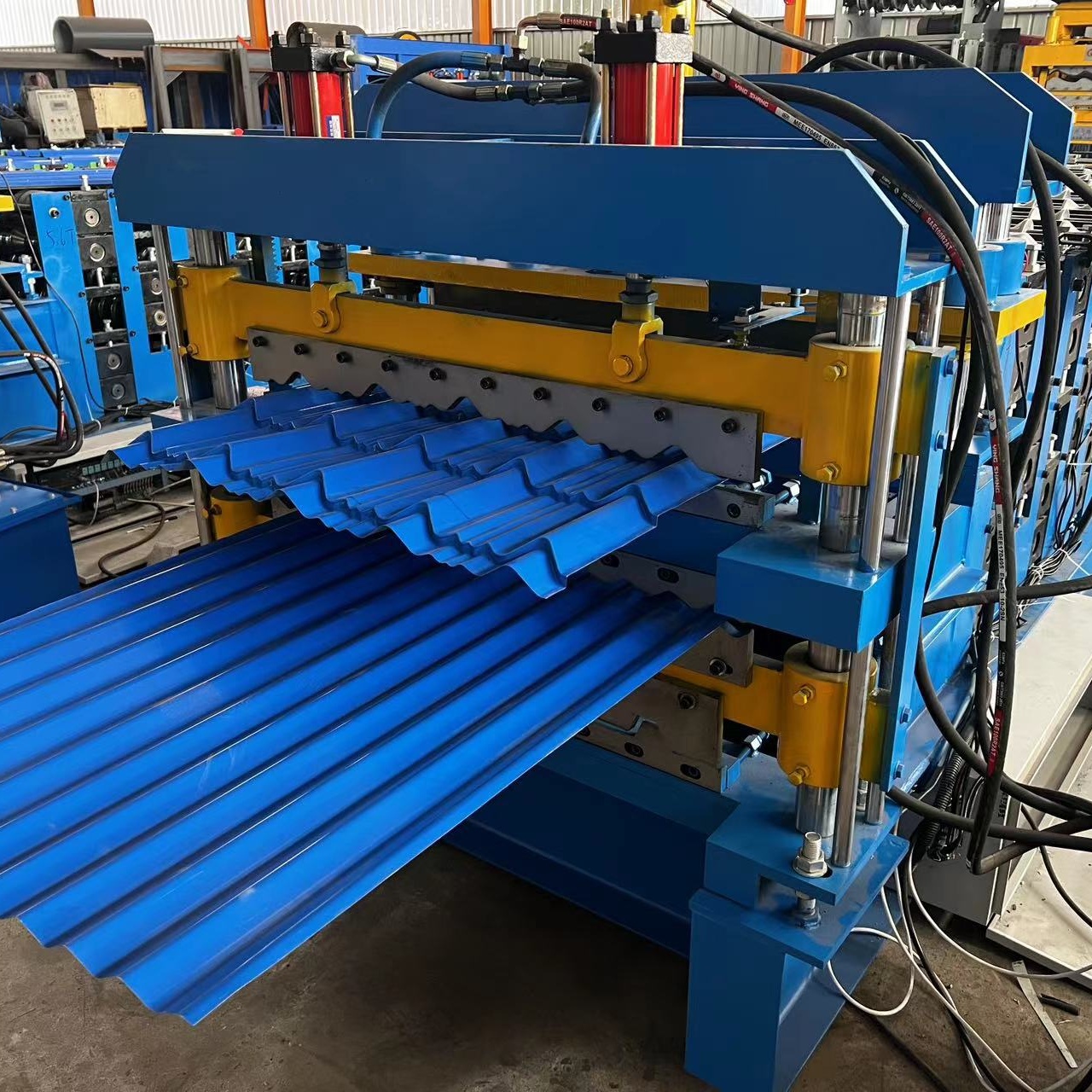 New corrugated roofing sheet forming machine