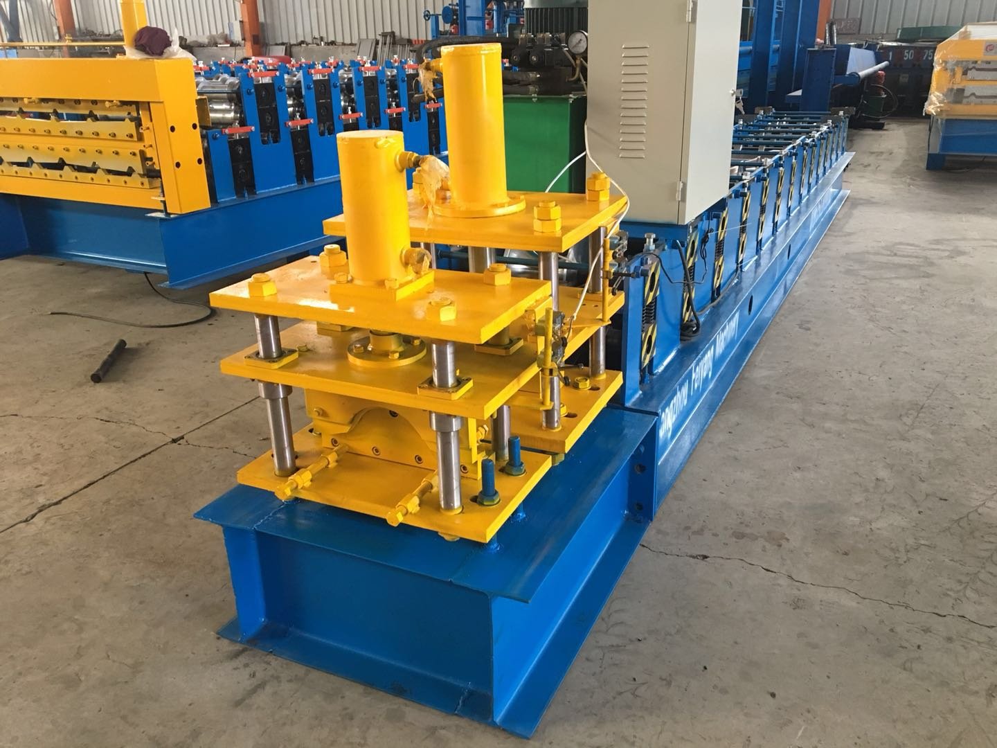 Roofing use color steel ridge cap roll forming machine