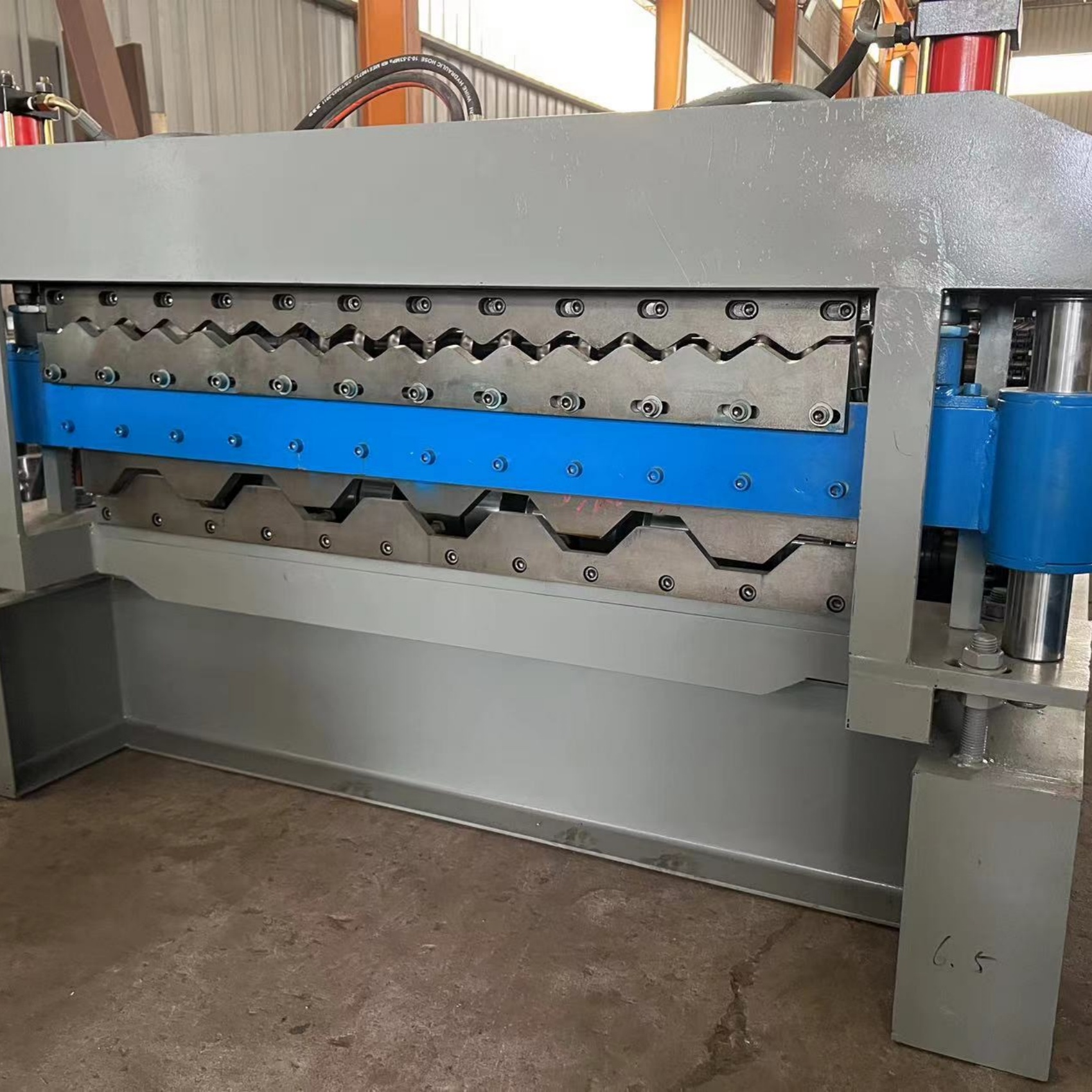 Durable corrugated sheet machine